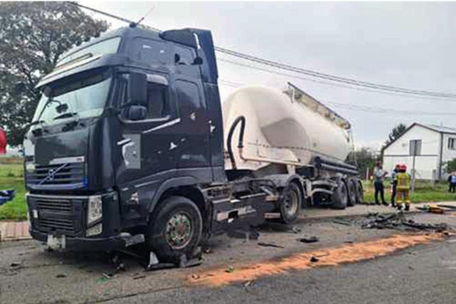 Wypadek trzech pojazdów na DK79 w Ożarowie. Kierowców dwóch ciężarówek i BMW zabrały karetki