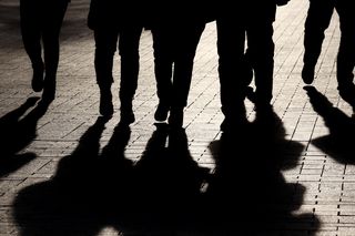 Tajemnicza śmierć 28-latka. Runął na chodnik w pobliżu domu. Ta informacja zaskakuje!