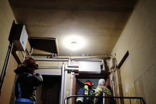 Tarnów: GROŹNY pożar na ul. Sowińskiego. 2 osoby trafiły do szpitala [ZDJĘCIA]