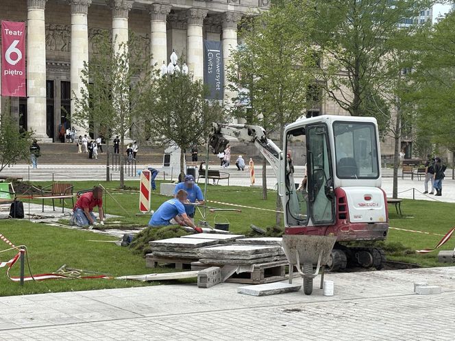 Absurd roku w Warszawie. Zrywają zieleń na nowym pl. Centralnym. Zamiast niej będzie beton