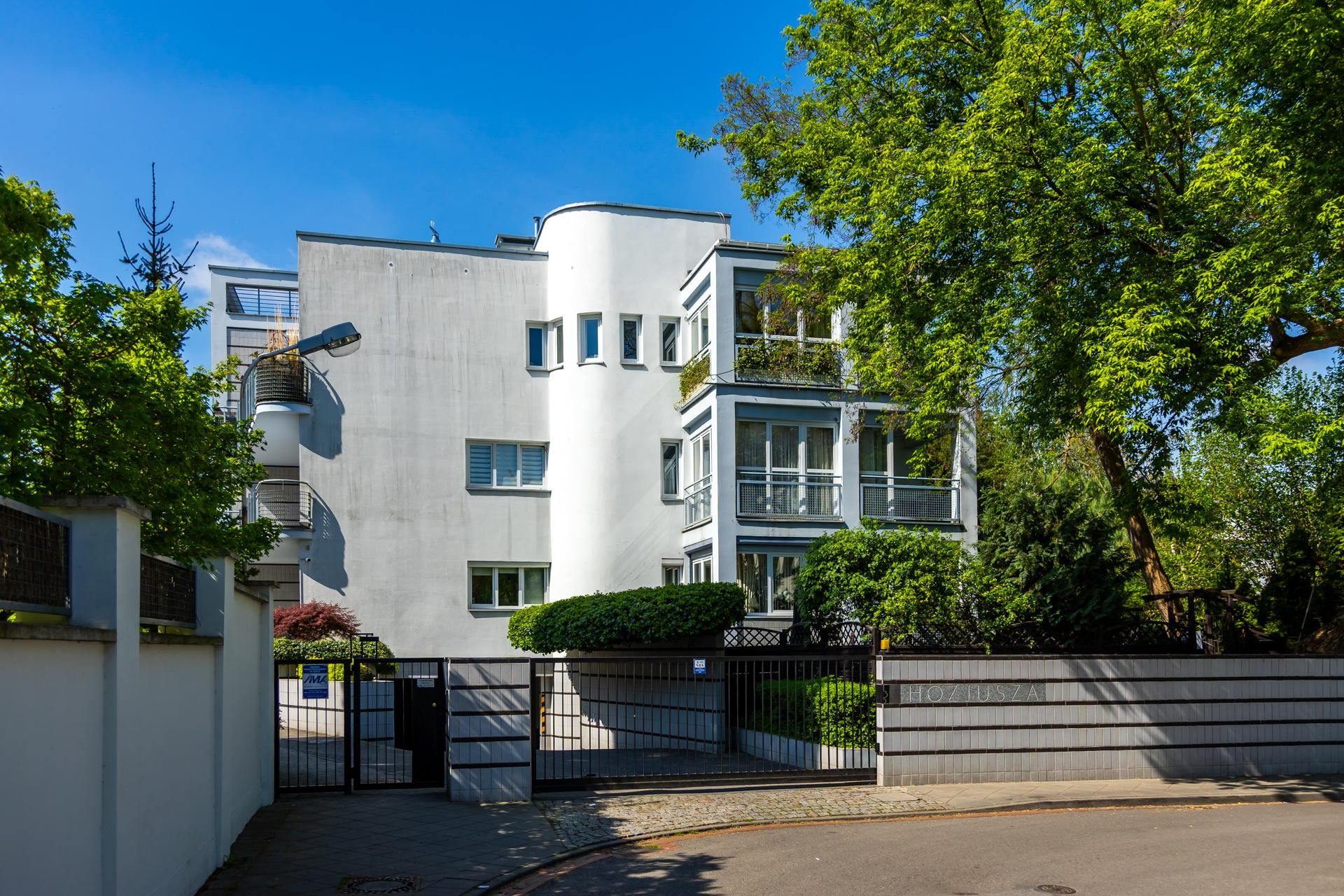 Osiedle przy Hozjusza w Warszawie z lat 90. Projekt: JEMS