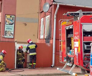 Groźny pożar przy ulicy Dworcowej w Starachowicach. Na miejscu straż, policja i pogotowie