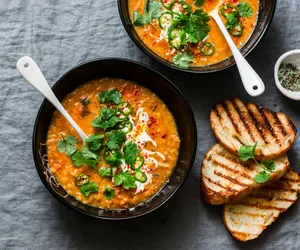  Czerwona zupa curry z marchewką i makaronem. Przepis na rozgrzewający zimowy obiad