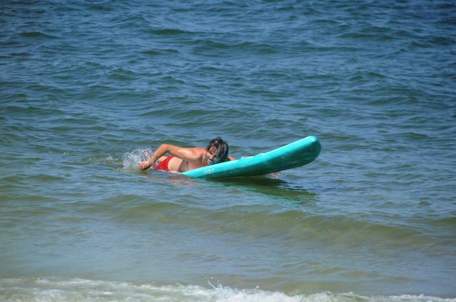 Olivier Janiak jak David Hasselhoff na plaży nad Bałtykiem