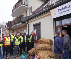 Protest rolników w Białymstoku. Siano i obornik przed biurem marszałka Hołowni