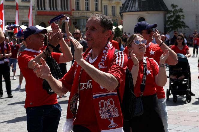 Szalona radość na Rynku Głównym. Kibice Wisły Kraków świętowali zdobycie piątego Pucharu Polski