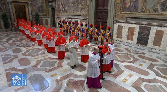 Z OSTATNIEJ CHWILI: Rozpoczęło się konklawe 2025 – kardynałowie złożyli przysięgę w Kaplicy Sykstyńskiej