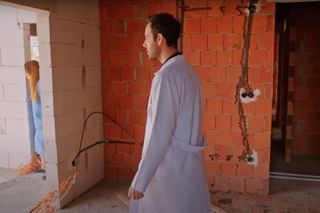 Sila kompletnie się załamuje i w efekcie omal nie popełnia samobójstwa.