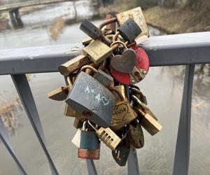 Kłódki zakochanych na Moście Jordana w Poznaniu