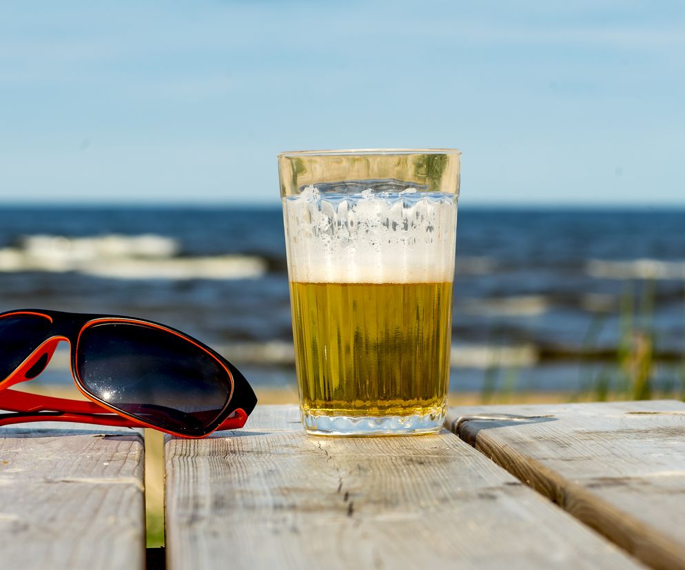 Alkohol w upał to kiepski pomysł. Zobacz, czym to grozi