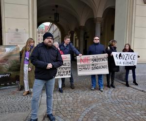 Wraca temat sprzedaży działki przy stadionie Tarczyński Arena. Ekolodzy protestują [ZDJĘCIA]