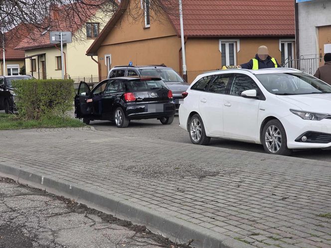 Nastolatki uderzyły w drzwi.