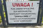 Plac zabaw dla wybranych? W Krakowie pojawiają się tabliczki o zakazie wstępu dla niektórych dzieci