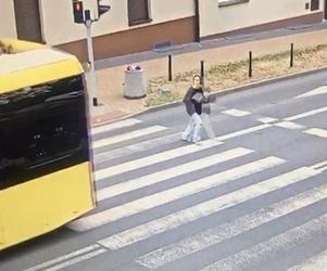 Magda wybiegła na pasy zza autobusu. Potrącił ją samochód. Nagranie wbija w fotel