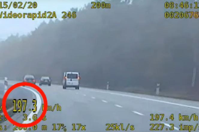 Kierowca BMW pędził z SZALONĄ prędkością na trasie koło Torunia! [WIDEO]
