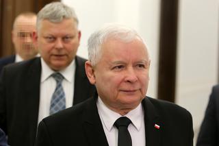 KACZYŃSKI PŁACI TYSIĄCE ASYSTENTOWI.