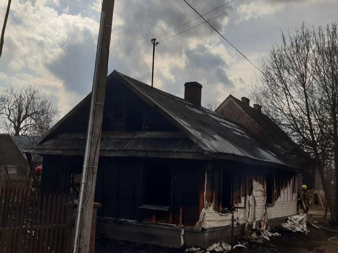 Zabłudów. Tragiczny pożar domu. W środku znaleziono zwłoki mężczyzny [ZDJĘCIA]