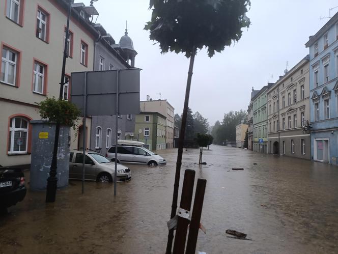 Zagrożenie powodziowe. Głuchołazy. Woda przelała się przez wały. Zalewa miasto