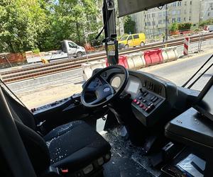 Część ciężarówki wpadła do autobusu. Ranna kierująca autobusem miejskim