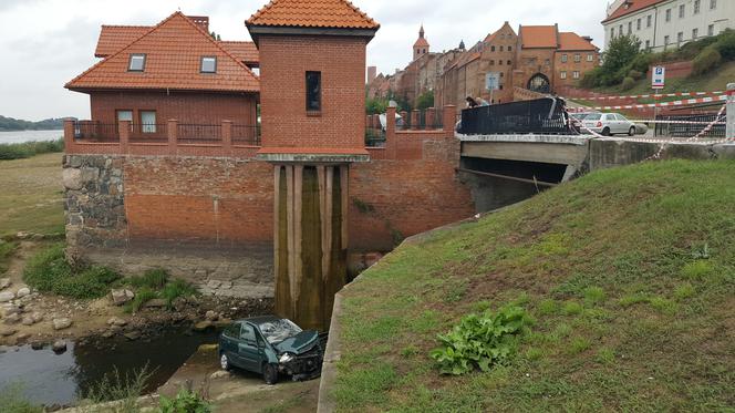 Auto przebiło barierki i wleciało do ujścia Trynki do Wisły w Grudziądzu