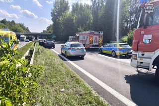 Groźne zdarzenie w Dąbrowie Górniczej. Kierujący audi zasnął za kierownicą. Doszło do zderzenia