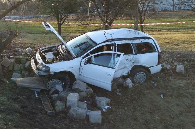 20-latek wyprzedzał na skrzyżowaniu. Efekt? Cztery osoby w szpitalu