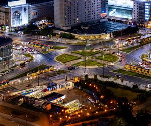 Wejście do metra Centrum i rondo Dmowskiego