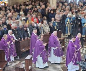 Toruń. Rydzyk zwiera szeregi i modli się za Ojczyznę. Tłumy wypełniły świątynię