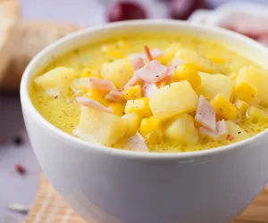 Kremowa zupa z ziemniakami i szynką. Przyjemnie sycący posiłek, idealny do ogrzewania