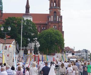 Boże Ciało 2024. Tłumy wiernych przeszły w procesji ulicami Białegostoku