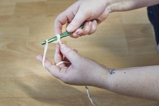 Instrukcja wykonania szydełkowej torebki DIY – krok 2.