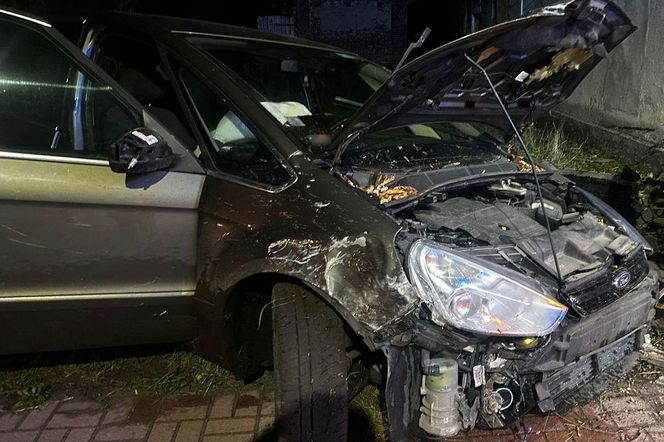 Rozbity samochód w powiecie brzeskim