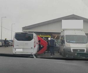 Zwłoki z raną postrzałową w głowie na parkingu w Krzywiniu 