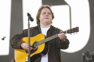 Lewis Capaldi zniknął ze sceny przez chorobę. Teraz ogłasza wielki powrót