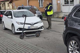 Nastolatki uderzyły w drzwi.