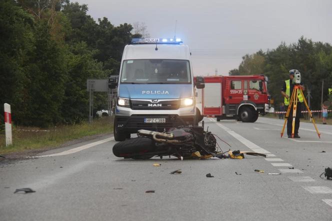 Śmiertelny wypadek pod Otwockiem. Motocyklista wjechał w przyczepkę samochodową. Zginął na miejscu