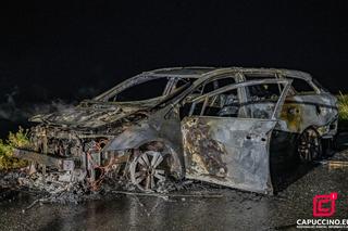 Nocny pożar samochodu pod Brzeskiem. Osobówka spłonęła doszczętnie