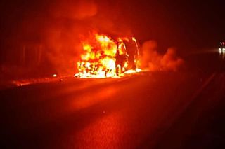 ​Kierowca cały, z samochodu nic nie zostało. Pożar na drodze w powiecie rawickim