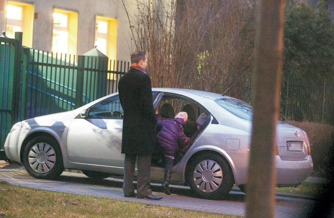 Burmistrz Śródmieścia wozi dzieci służbową limuzyną