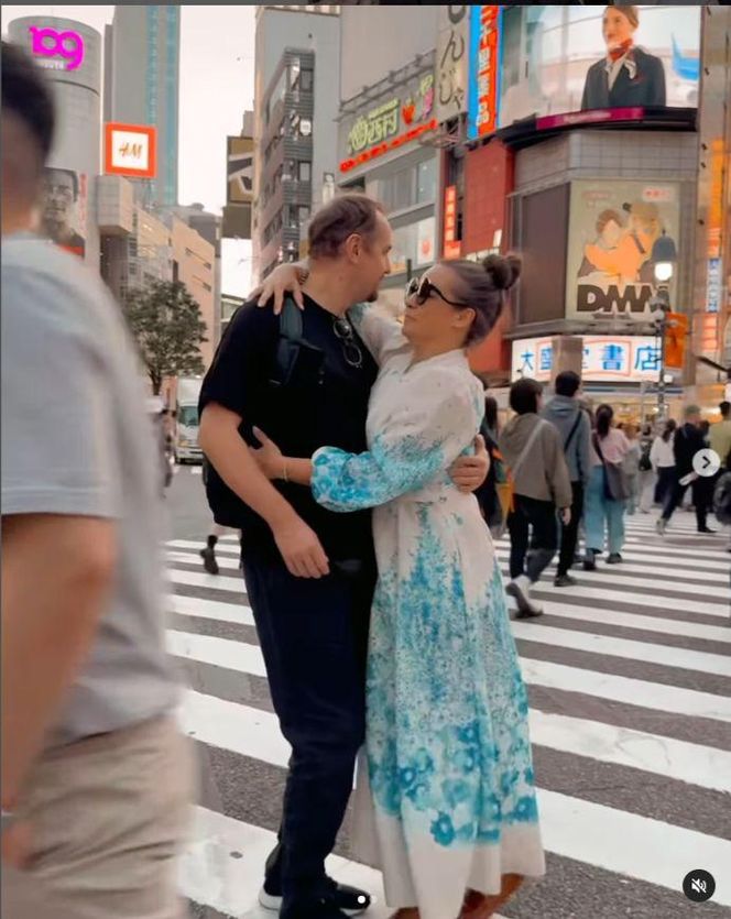 Anna Mucha w obłędnej kiecce migdali się z ukochanym na środku zatłoczonej ulicy! Co za sceny!