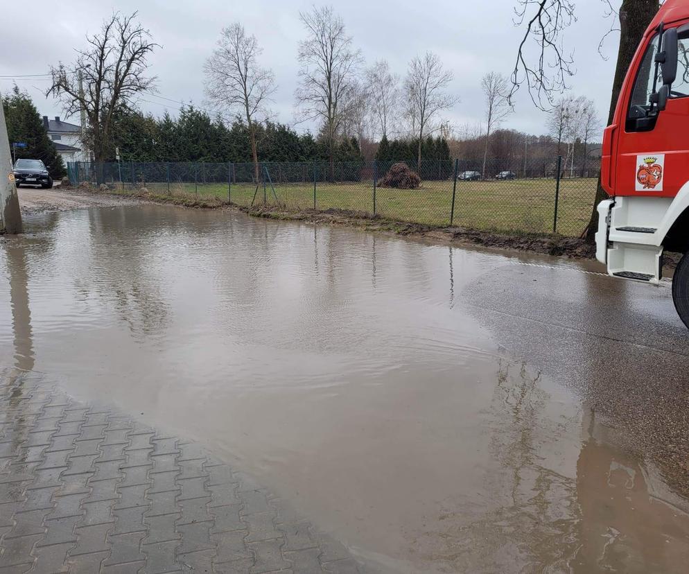 Ogromne zalanie ulicy w Choroszczy. Tak jest przy każdej ulewie, a władze nic nie robią
