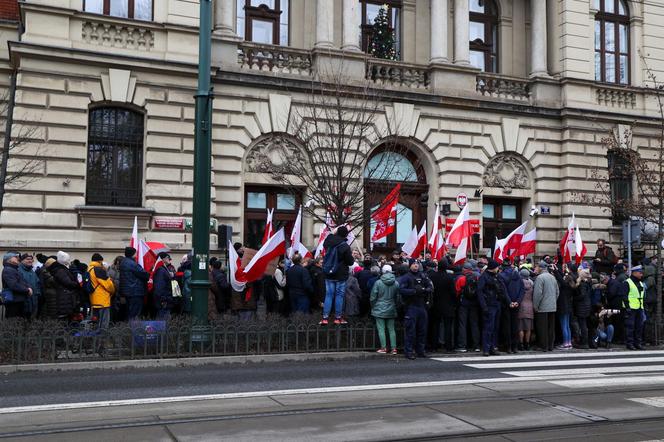 Kraków. Protest w "obronie" mediów publicznych. Barbara Nowak: „Zawszańcy nas sprzedali”, zgromadzeni: „Wolna Polska!”