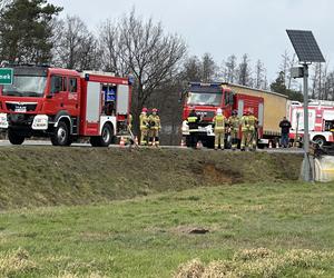 Cysterna roztrzaskała się pod Wyszkowem! Samochód na dachu, pilna akcja służb