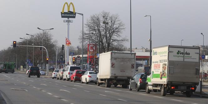 Utrudnienia w ruchu na rogu Połczyńskiej i Powstańców Śląskich