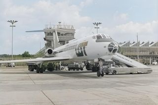 Lotnisko Okęcie, lata 70. Zdjęcie koloryzowane przy pomocy AI