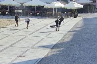 Zadyma kiboli na rynku w Tarnowie. W ruch poszły krzesła, gaz i hulajnoga elektryczna