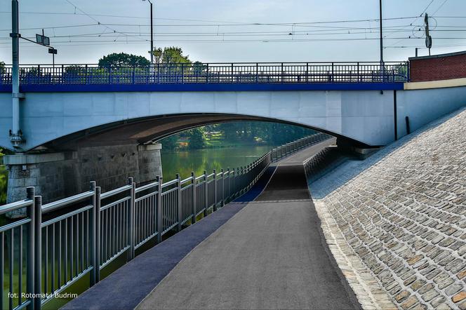 Ścieżka dla rowerów pod mostem Szczytnickim