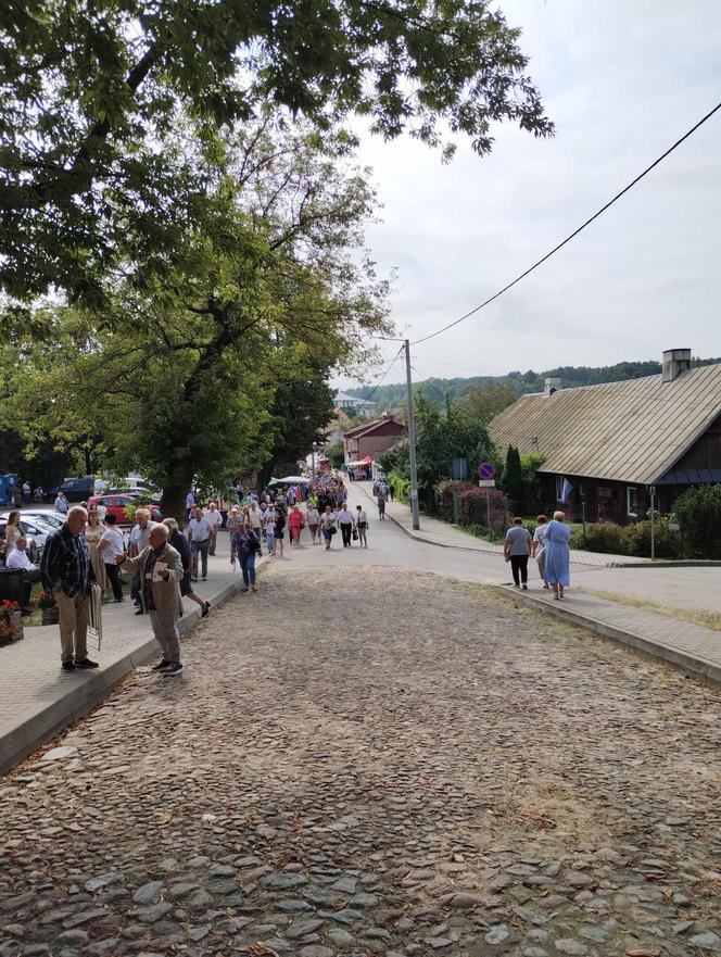 Rocznica koronacji Matki Bożej Kębelskiej w Wąwolnicy. Pojawiło się tysiące wiernych. Zobacz