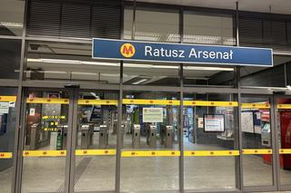 Horror w metrze! Stacja Ratusz Arsenał zamknięta. Pasażer rzucił się pod nadjeżdżający pociąg. Nie żyje