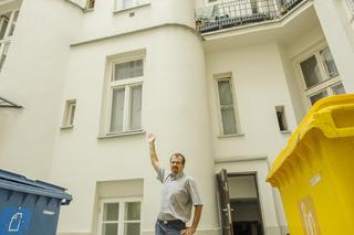 Nie zauważyła, że mieszka ze zmarłym mężem. Mieszkańcy mają dość smrodu 